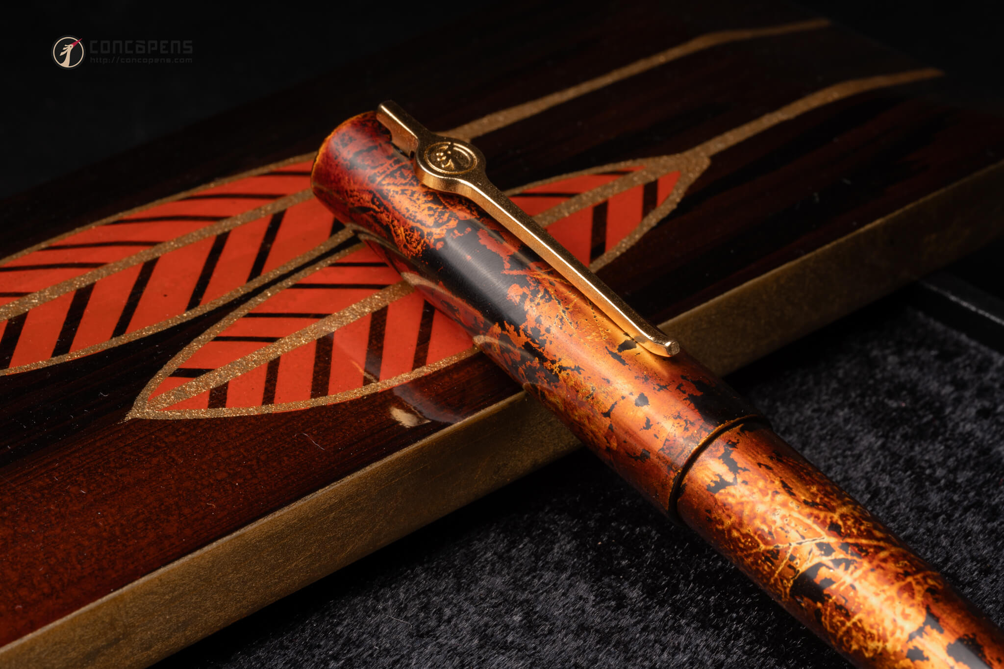 Aiming to convey the essence of Hanoi’s autumn through CONCOPENS’ unique traditional lacquer fountain pens.