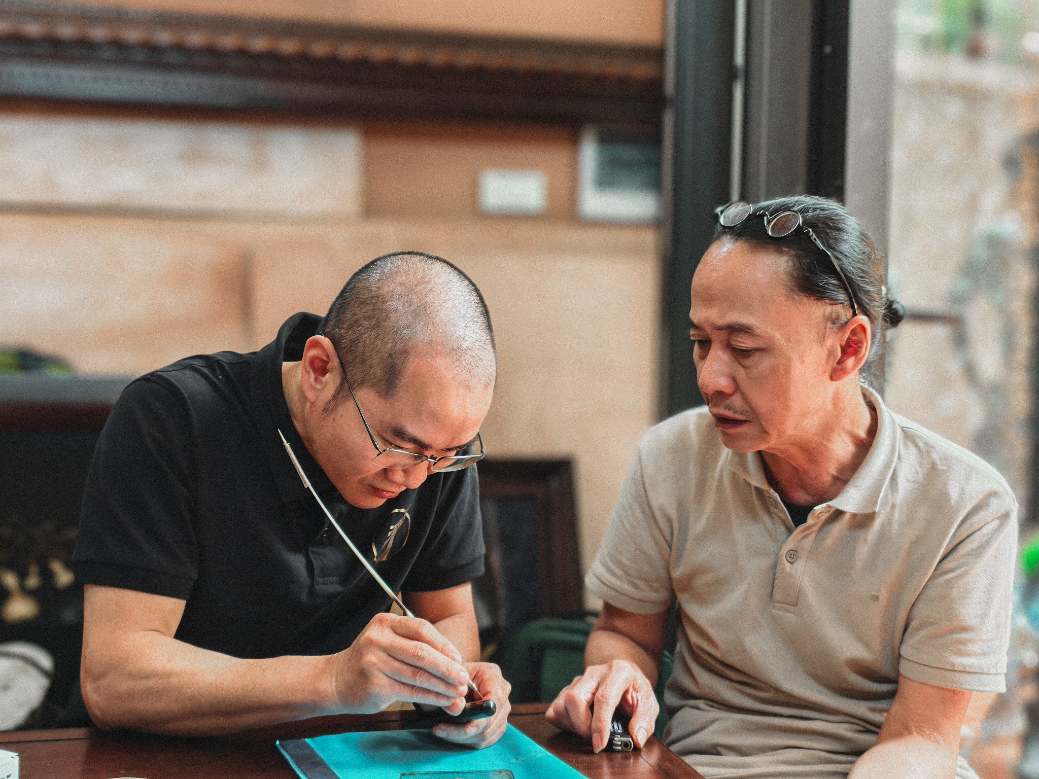 Nghệ nhân sáng lập ConCoPens Nguyễn Công Luân cùng thầy Doãn Trí Trung - Bậc thầy sơn mài truyền thống Việt Nam.