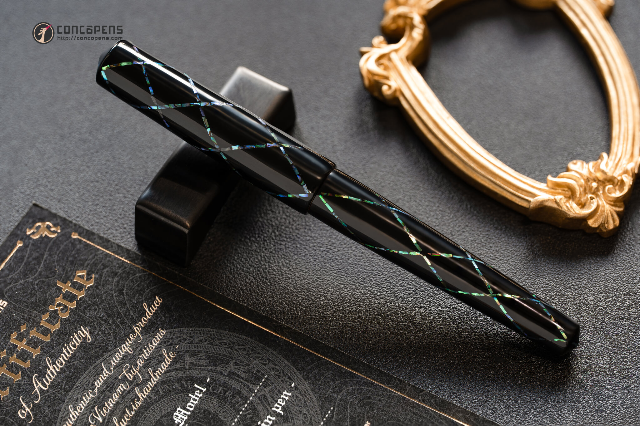 Bút máy sơn mài - Quà tặng tinh tế và tỉ mỉ cho giới doanh nhân, trí thức.