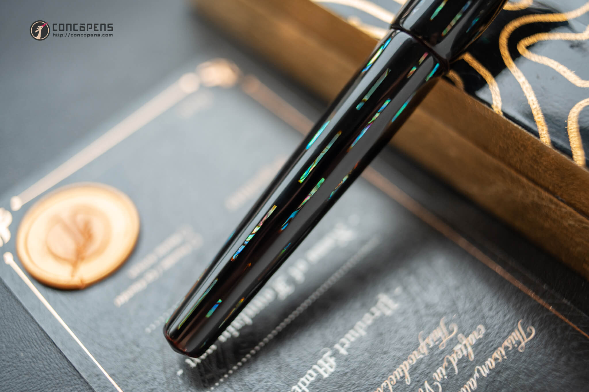 Vẻ đẹp mộc mạc nhưng không đơn điệu từ sơn mài truyền thống Việt Nam