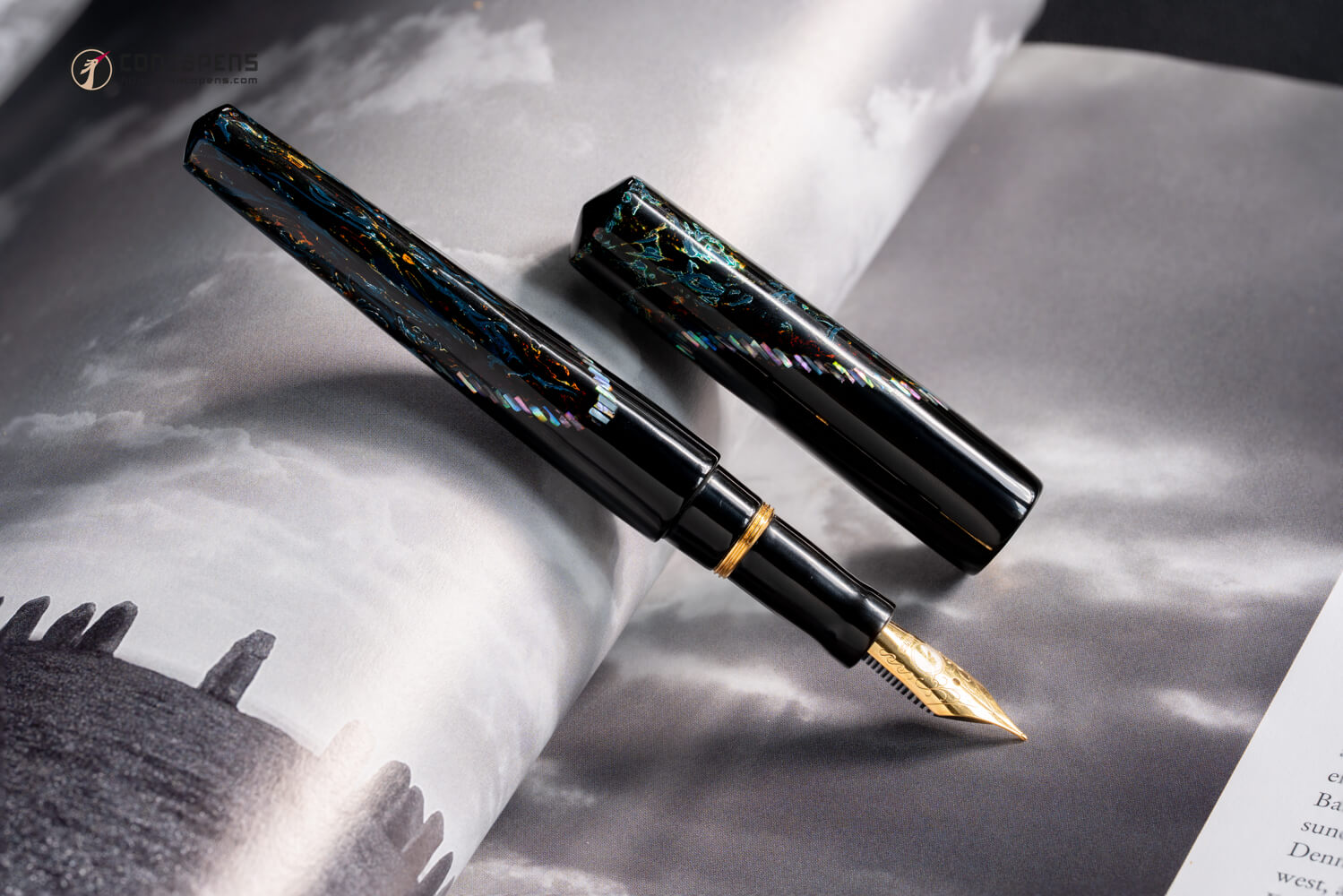 Lớp sơn mài đen tuyền từ sơn ta Tam Nông được tô điểm tinh tế bởi những mảnh trai, xà cừ lấp lánh như những ngôi sao băng trên trời đêm huyền ảo.